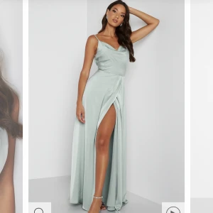 Klänning Bubbleroom - Helt oanvänd klänning från Bubbleroom i modellen ”Marion Waterfall Gown” i färgen ”Dusty Green”. Säljs då jag hittat en annan balklänning och är för sent att skicka tillbaka, alla lappar och liknande kvar🥰 Nypris 1199, säljer för 600 + frakt🫶🏻