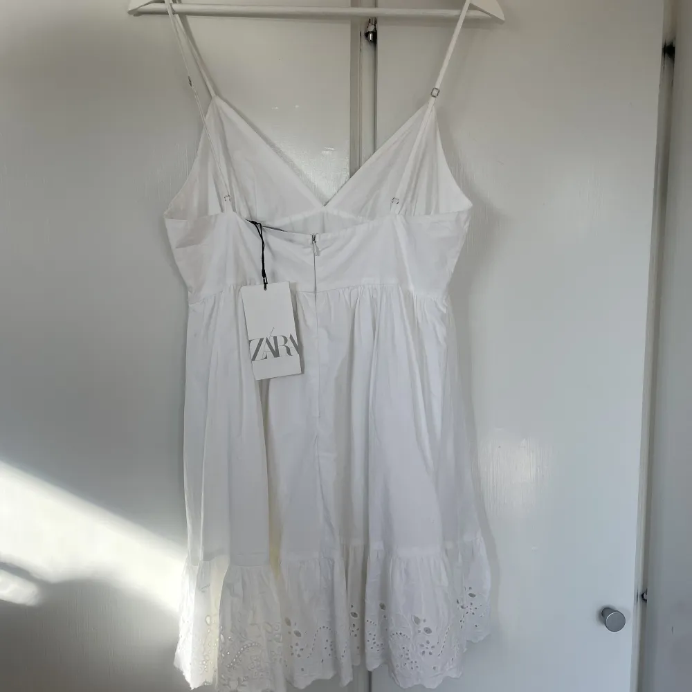 Säljer denna otroligt söta helt oanvända vita klänningen från Zara💕💕. Klänningar.