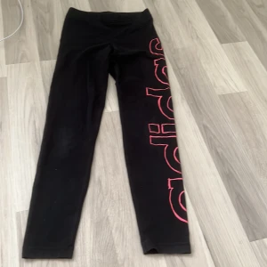 Säljer adidas byxor!  - Hej! Jag säljer mina Adidas byxor! Bra skick och inte använt mycket alls. 