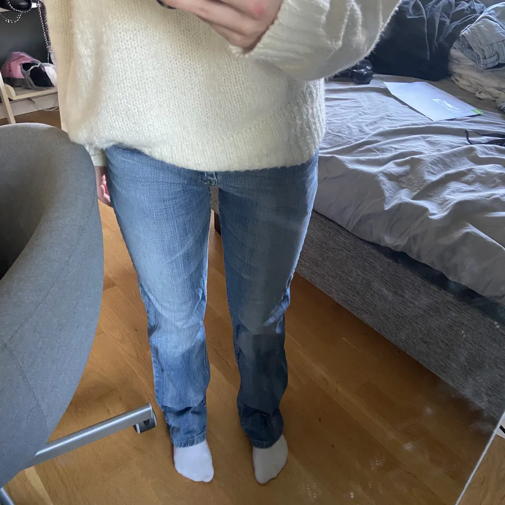 Skit snygga Levis jeans, middle/low waist💋Kommer tyvärr inte till användning💋köparen står för frakten💋. Jeans & Byxor.