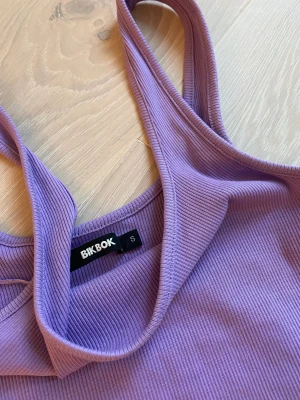 Lila Linne - Super fint lila linne ifrån bikbok. Perfekt inför sommaren! Köpt för ca 150kr och knappt använt