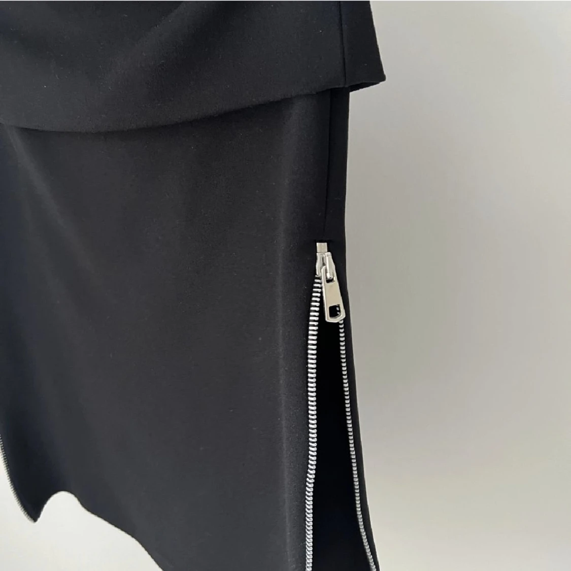 Svart topp med slits  - 91