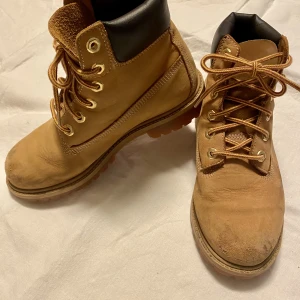 Timberland kängor strl 37 - Klassiska Timberlandkängor. Storlek 37. Använt skick, framförallt syns det som slitning vid tå. Sulor, sömmar och allt i övrigt i fint skick.