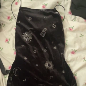 Astronomi tight dress - Tight svart klänning med tryck av olika stjärntecken, stjärnor, månen är inte riktigt säker..? Rätt så kort klänning som är perfekt för sommar dagar! 💕 Trycken på klänningen är glittriga. Ifrån H&M Inget fel på den, passar inte. !! Katt finns i hemmet !!