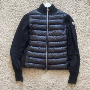 Moncler cardigan  - Svart moncler cardigan storlek S i fint skick köpt på NK. Bild på kvitto och prislapp kan skickas💞💞 