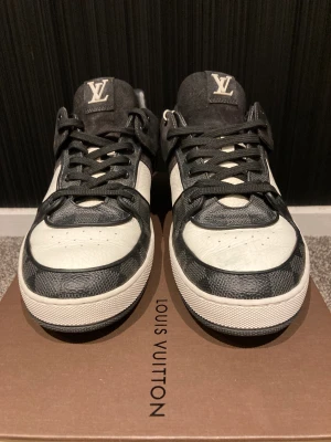 Louis vuitton skor - Säljer nu mina Louis Vuitton skor som inte passar mig längre, skorna är i perfekt skick har använts ett fåtal gånger.