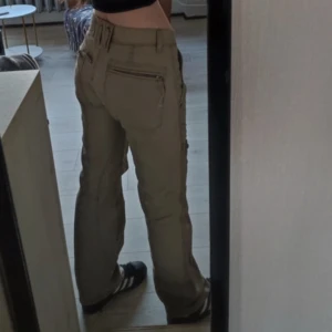 Cargo Byxor - Super coola cargobyxor som ser helt nya ut. Skriv vid intresse!
