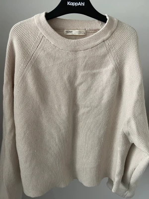 Beige stckad tröja - En beige stickad tröja från Pull&Bear. Inte jätte lång men den är inte croppad. Ganska bra skick lite smått nopprig.
