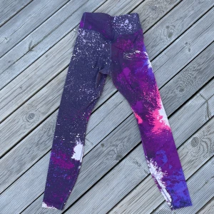 Nike Dri-fit leggings  - Lila/rosa/vita  Väldigt sköna och med en lite åtstramande effekt. Mycket fint skick! Liten ficka i baksidan av linningen. Storlek S.  80% nylon, 20% elastan 