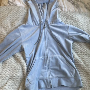 Juicy conture kofta  - Säljer min hyfsat nya juicy tröja pga av att den aldrig används.