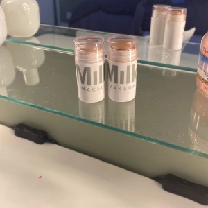 Milk bronser  -  har två mil på onsdagar men har fått den nu så säljer en av dem för den andra är den såld 110 kr och då ingår frakten 