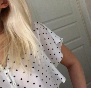 Pricking blus - Jättebra kvalitet ⚡️🖤 Luftig och skönt material Somrig Storlek 34 (ingen stretch)  Köpte för 399, säljer för 120. Pris kan diskuteras 💕