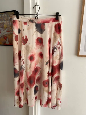 Oanvänd kjol fr NA-KD  - Vadlång cirkelkjol, prefekt när man vill klä upp sig lite.