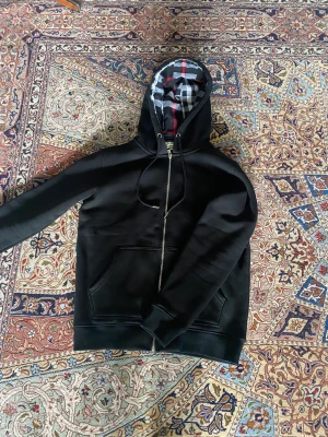 Burberry Hoodie  - Säljer min burberry Hoodie storlek M. Kom privat vid frågor. 