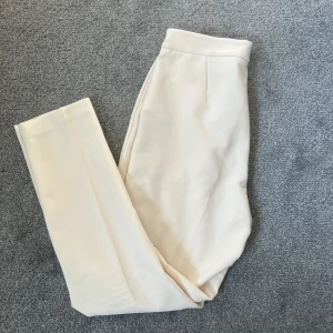 Beige kostymbyxor - Beiga kostymbyxor från ginatricot som knappt är använda✨