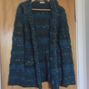 Stickad lång kofta - Jätte mysigt och fina färger, vida ärmar Storlek M 