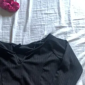 En svart Gina tröja i storlek m men s kan också använda den