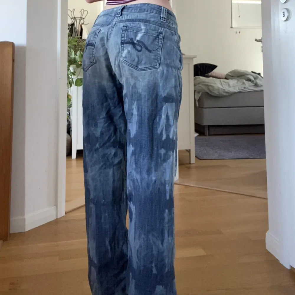 Super snygga jeans från lee. Low waist och rätt slitna. Har nån form av tiedye från förra ägaren😅. Jeans & Byxor.