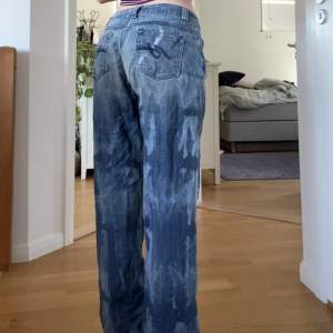 Super snygga jeans från lee. Low waist och rätt slitna. Har nån form av tiedye från förra ägaren😅