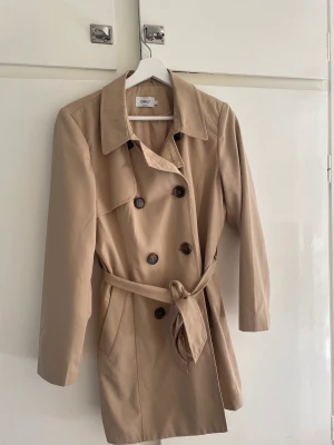 Trenchcoat Kappa Vila - Oanvänd kappa