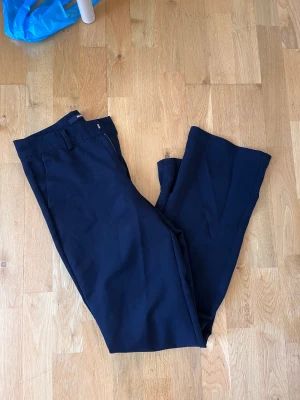 Bootcut kostymbyxor  - Dessa bootcut kostymbyxor från Gina tricot säljer jag nu för att de är tyvärr för små. Storlek 38🤍