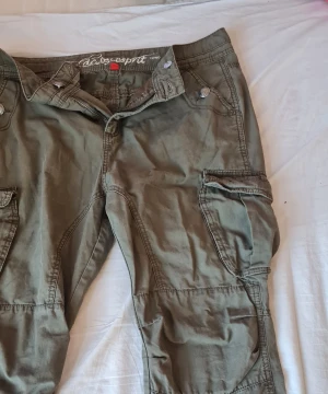 Cargo byxor - Stolek 44 men lite äldre modell så skulle säga att det passar som en 42/40  Lågmidjade