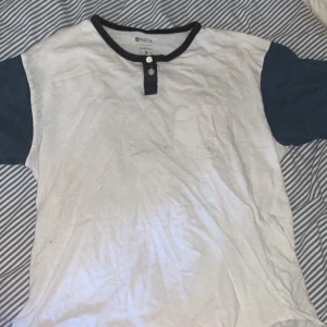 Matix T-shirt - T-shirt med knappar vid kragen, passar för tjejer och killar