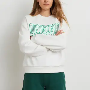 (Tar bara swish inte köp nu) Den här jätte fina sweatshirten från Gina tricot är köpt för cirka ett år sen och är andvänd några få tal gånger💖 frakten kommer att bli runt 60 kr så ni vet💖 köparen står för frakten‼️