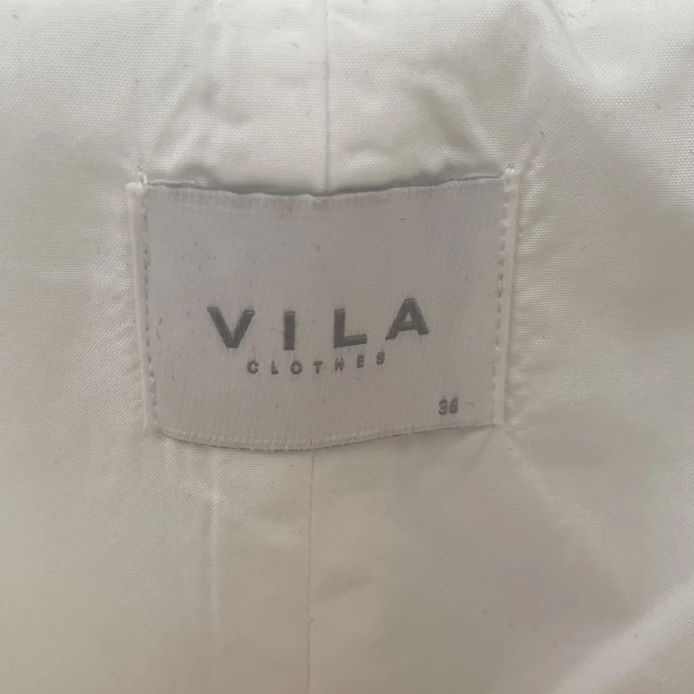 Så söt vit klänning från VILA som kan användas som student eller konfirmationsklänning💞 använd en gång till min egen konfirmation men kommer inte till användning. Klänningar.