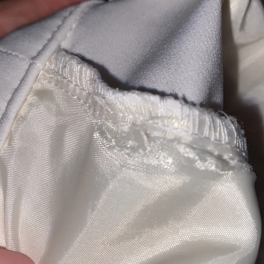 Vita kostymbyxor från BikBok som ser fantastiska ut. Har en liten defekt inne på byxorna vid benen på båda sidorna men absolut INGET som syns eller märks till! Skriv om du har frågor <3 (spårbart frakt = 60kr). Jeans & Byxor.