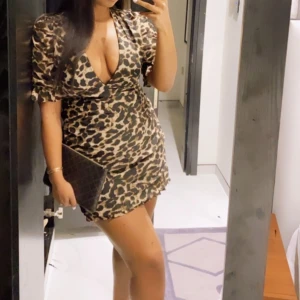 LEO KlÄNNING 🦁 - Leopard mönstrad klänning. Snygg till dejt, fest eller uppklädande. Endast använd 1gång. Slut såld.
