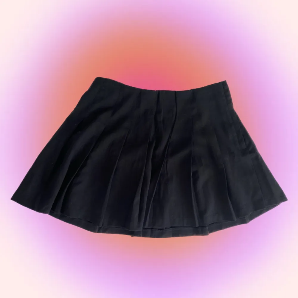 Fin svart pleated kjol från HM💞. Kjolar.