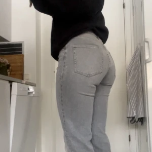 Zara jeans  - Jättefina jeans från zara. Väl använda så därför lite slitningar längst ner på benet och har även slits på insidan. skriv för fler bilder ❤️