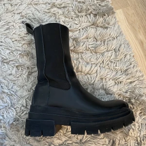 Svarta boots  - Svarta boots från Zara i storlek 37. Använda men i fint skick. Skorna är väldigt tunga så rekommenderar att mötas upp 💕