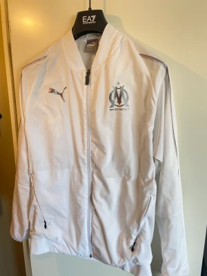 Marseille tröja jacka fotboll överdel frankrike - Skick: 8/10 Storlek: M Säljer då jag flyttar och måste bli av med en del saker.