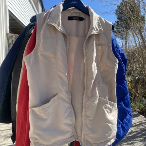 Beige väst  - Säljer denna beiga tunna väst! Som ny :) går att använda både som tröja och ”ytterplagg” 