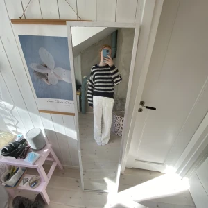 LOGG stickad tröja - Såå mysig stickad tröja från L.O.G.G😊välanvänd men i fint skick! Vit och mörkblå randig, passar perfekt nu till sommaren!☀️