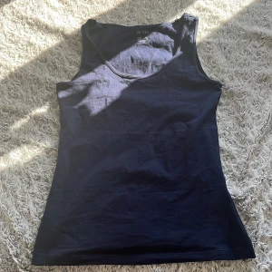 Tank top - Säljer denna tank ropen så den är för stor för mig. Denna är oanvänd! Priset diskuteras!