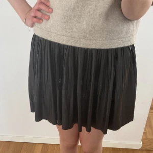 Skinnkjol  - Skinnkjol som passar till allt. Storlek m men stretchig så passar alla