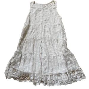 Vit klänning  - Vacker klänning i spets med bomullstyg under! Perfekt sommarklänning eller riktigt snygg till studenten. Nyskick! 🥰