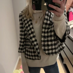 Trekvartsärmad jacka  - Sååå fin trekvartsärmad jacka som tyvärr inte kommer till användning. Köpt här på plick. Andra bilden är lånad. 💕💕