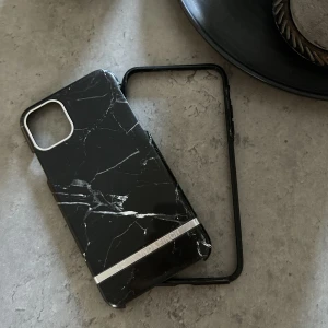 Iphone skal - Richmond & Finch skal till Iphone 11 Pro Max. Inga slitage och tvättar såklart innan jag postar. 