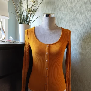 Topp - Senapsgul nyskick passar Stl S 