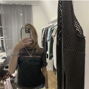 Spets Topp zara - Säljer denna jätte fina spets toppen från Zara som inte säljs längre. Så så fin men kommer tyvär ej till användning, inga defekter alls! Hör av er vid fler frågor. 