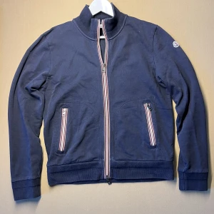 Moncler cardigan - Riktigt skön moncler tröja. Extremt fint skick. 9/10. Sitter svin bra och funkar till allt. Storlek L men är liten i storlek. Skit fet tröja. Äkta såklart