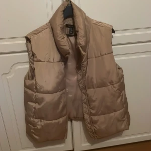 Väst  - Väst i storlek L. Lite oversize på mig som är 167. 