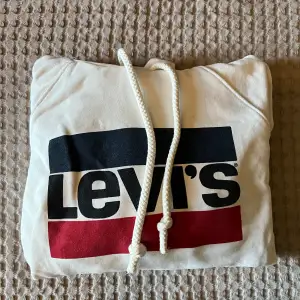 Vit Levis hoodie i jättefint skick och kvalite! Storlek XS  Finns i Vallentuna! Köpare står för frakt