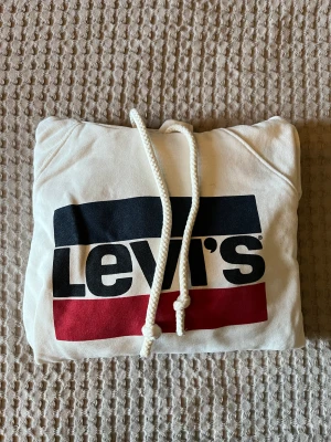 Levis hoodie - Vit Levis hoodie i jättefint skick och kvalite! Storlek XS  Finns i Vallentuna! Köpare står för frakt