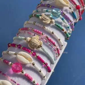 Fina armband perfekta för sommaren🐚🌺💕Justerbar storlek! Köp 4 och få en på köpet! Vid betalning via Swish blir frakt 15 kr.  Instagram: stockholmbeads