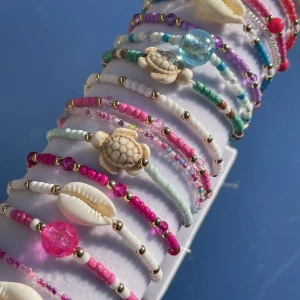 Armband - Fina armband perfekta för sommaren🐚🌺💕Justerbar storlek! Köp 4 och få en på köpet! Vid betalning via Swish blir frakt 15 kr.  Instagram: stockholmbeads
